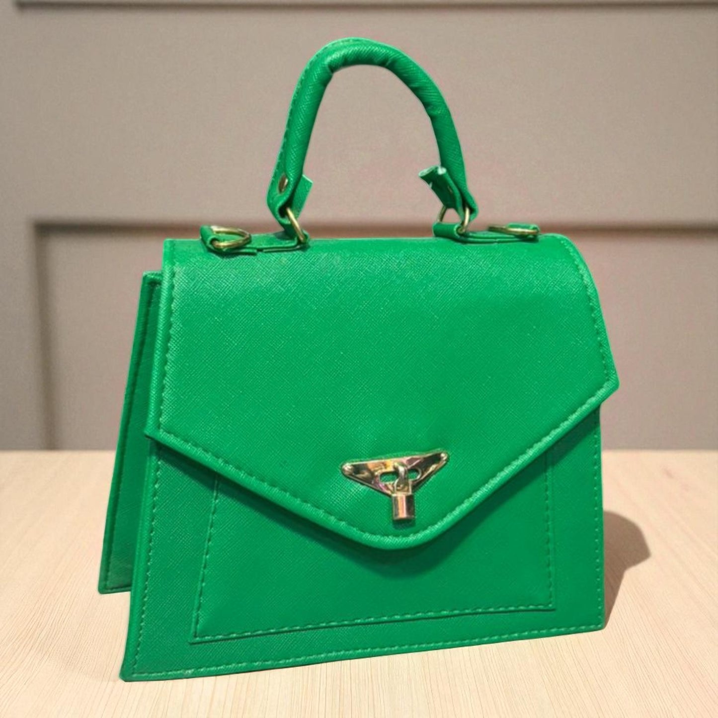 Bolsa ALESSIA Crossbody Fucsia con Moño Dorado Elegante – Mini Tote Juvenil y Chic