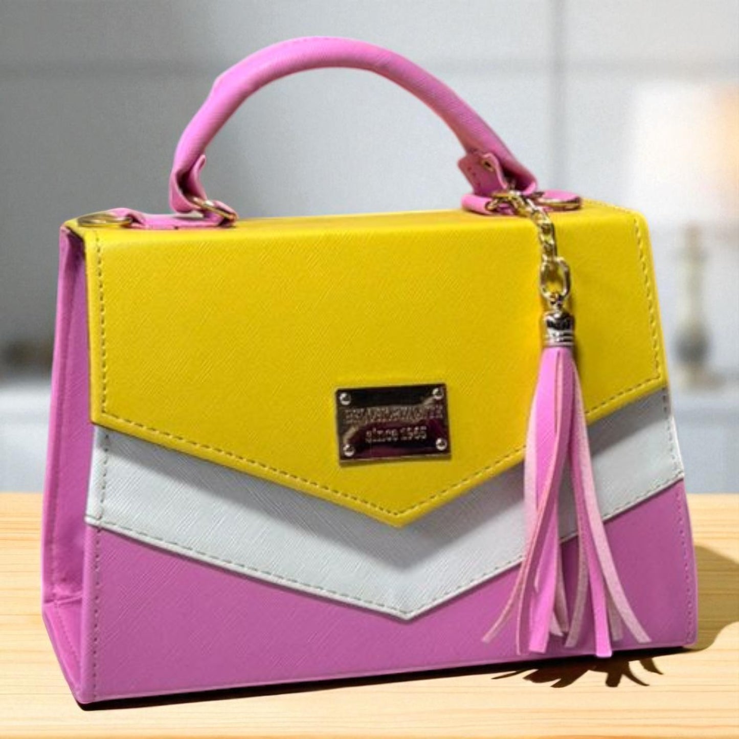 Bolsa BERNARDINA Crossbody Tricolor Beige Blanco y Negro con Tassel – Mini Tote Elegante y Moderno