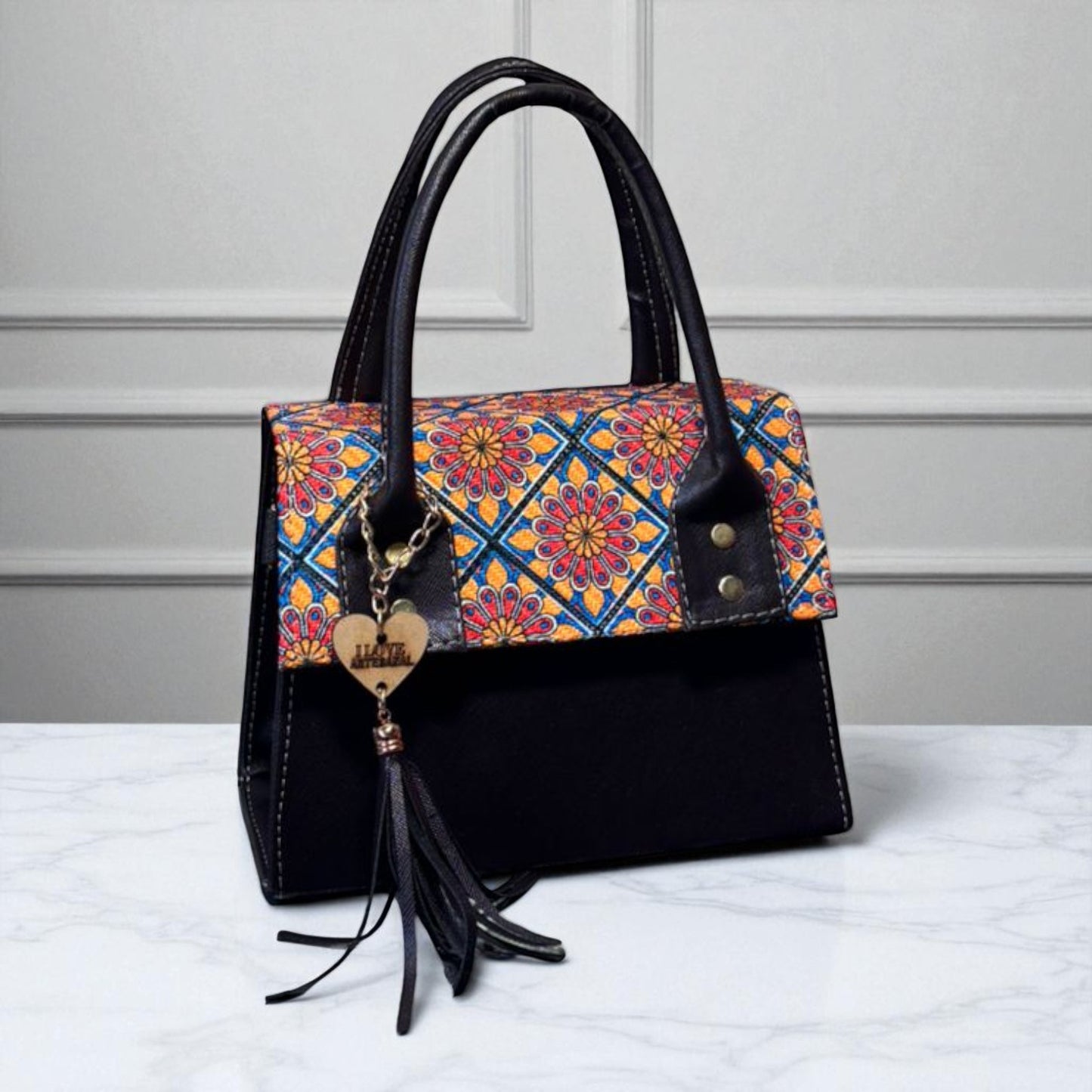 Bolsa DOMINGA Crossbody Artesanal Rosa con Bordado Multicolor y Tassel – Mini Tote Mexicano de Moda