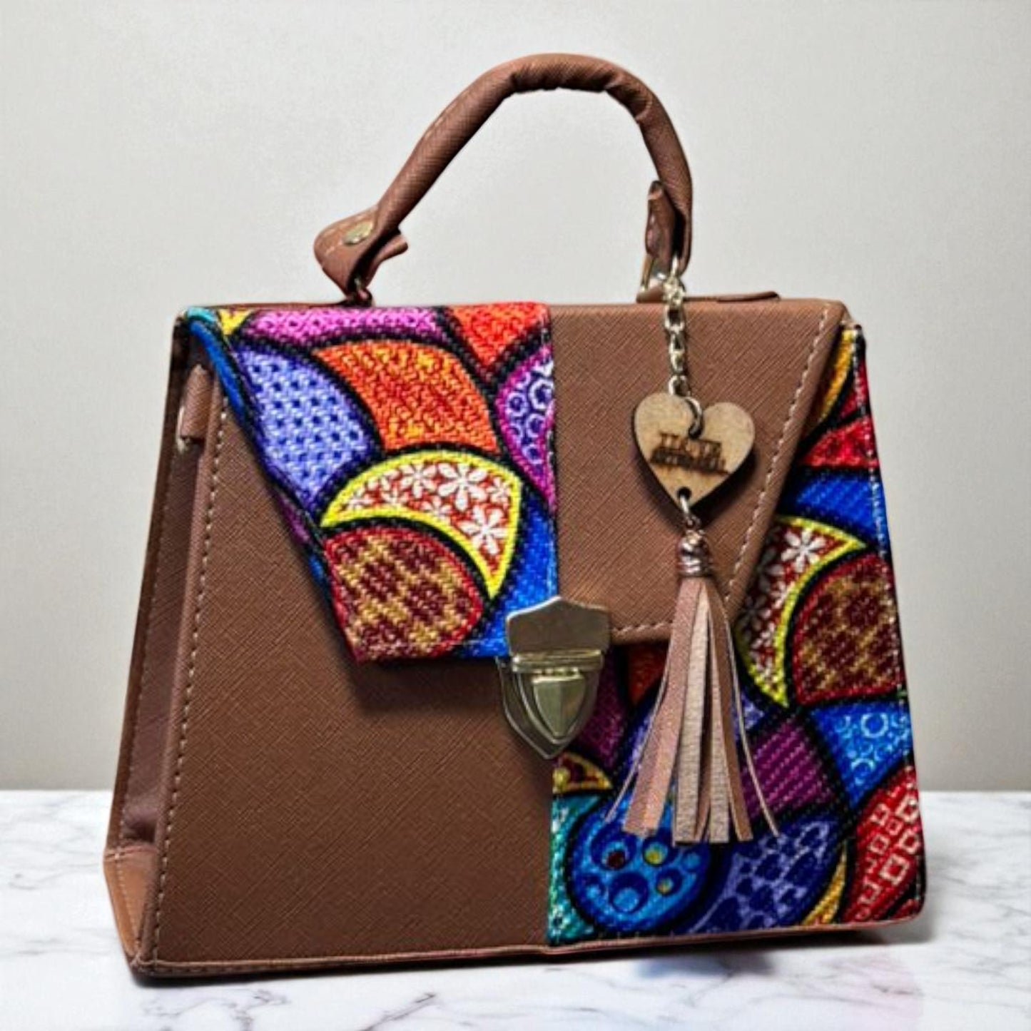 Bolsa ELOISA Crossbody Artesanal Roja con Bordado Multicolor y Tassel – Mini Tote Mexicano de Moda