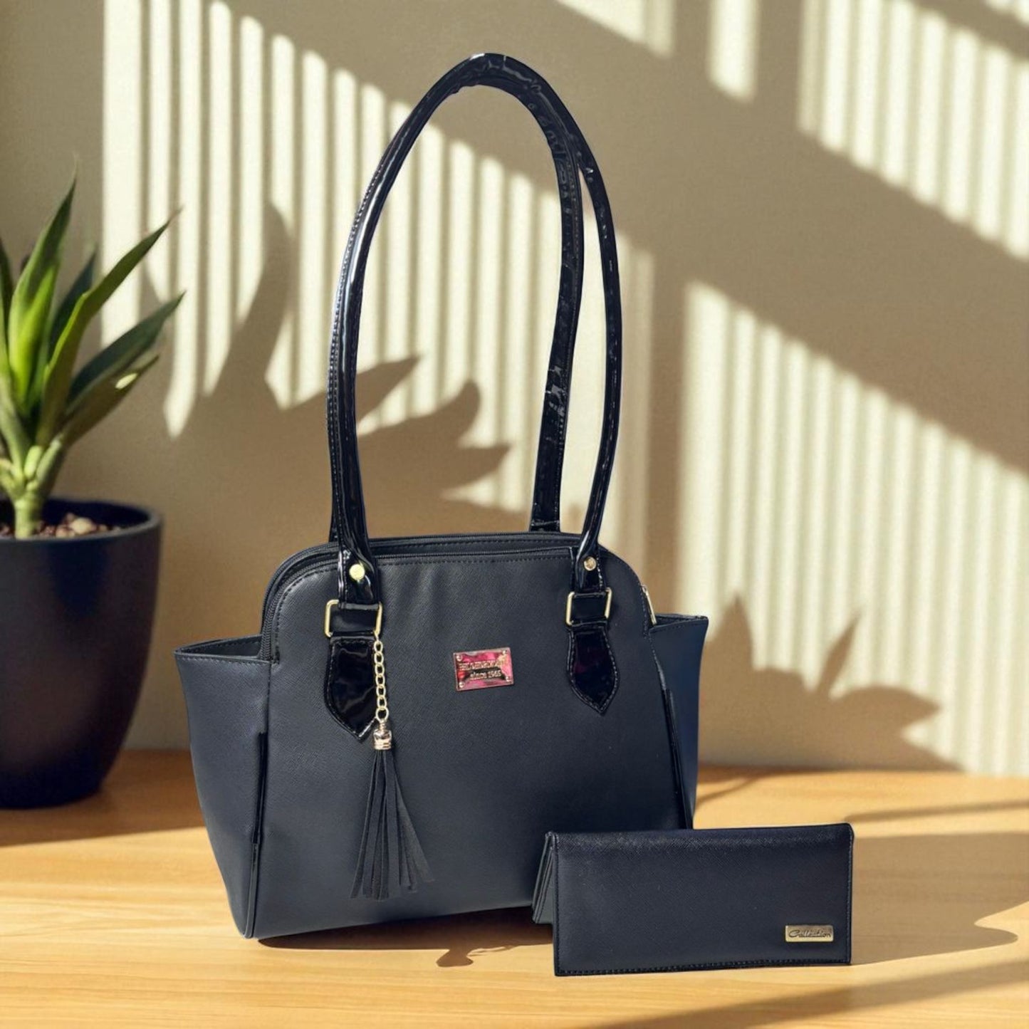 Bolsa café OLIVIA elegante para dama con cartera, asas largas y cierre seguro