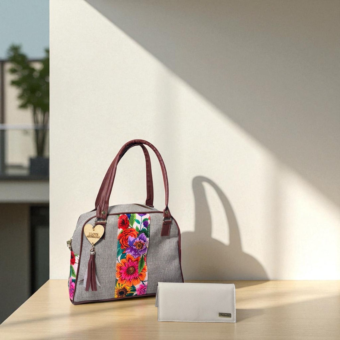 Bolsa artesanal MARTHA morada con bordado floral colorido, elegante, espaciosa, ideal revender