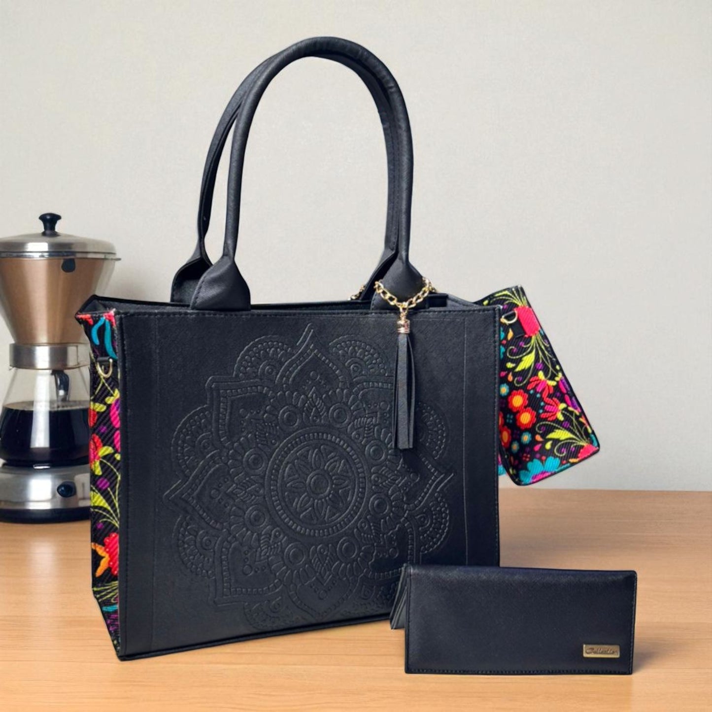 Bolsa artesanal AURORA morada y rosa con mandala grabado y cartera elegante