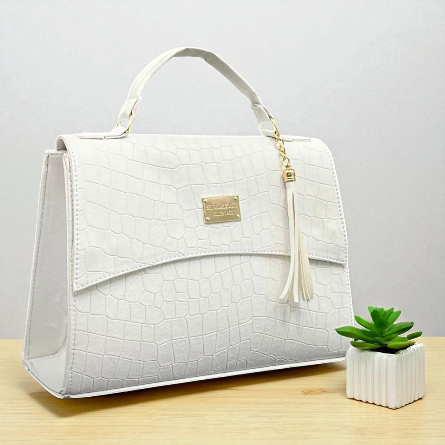 Bolsa TERESA femenina croco elegante color dorado, con tassel moderno y estilo sofisticado