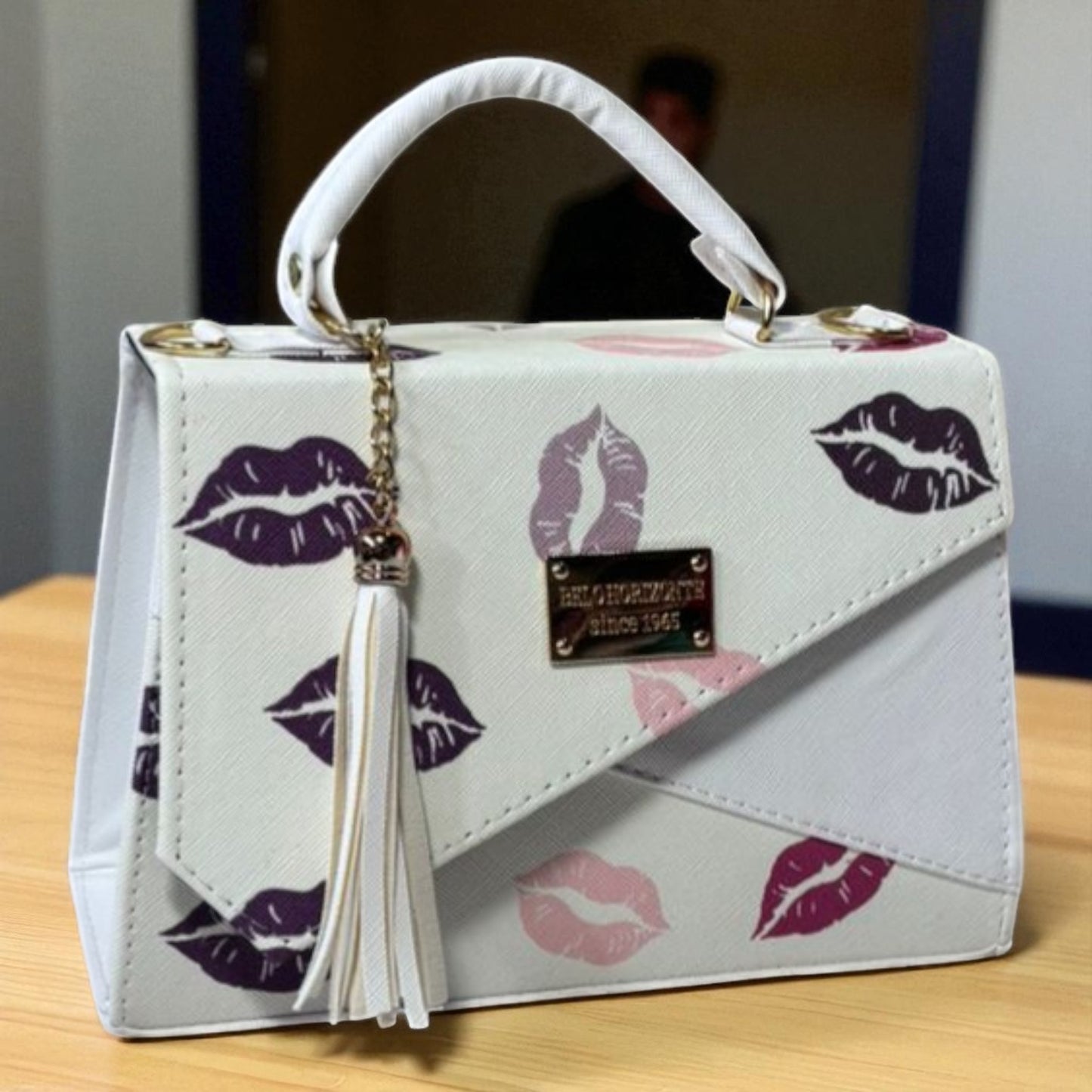Bolsa ALBA crossbody cerezas diseño moderno rojo blanco, moda juvenil tendencia 2025