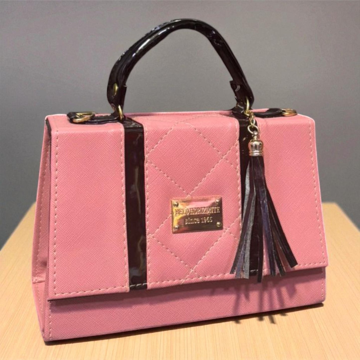 Bolsa AMPARO Crossbody Rosa con Asa Negra y Tassel Elegante – Mini Tote Moderno