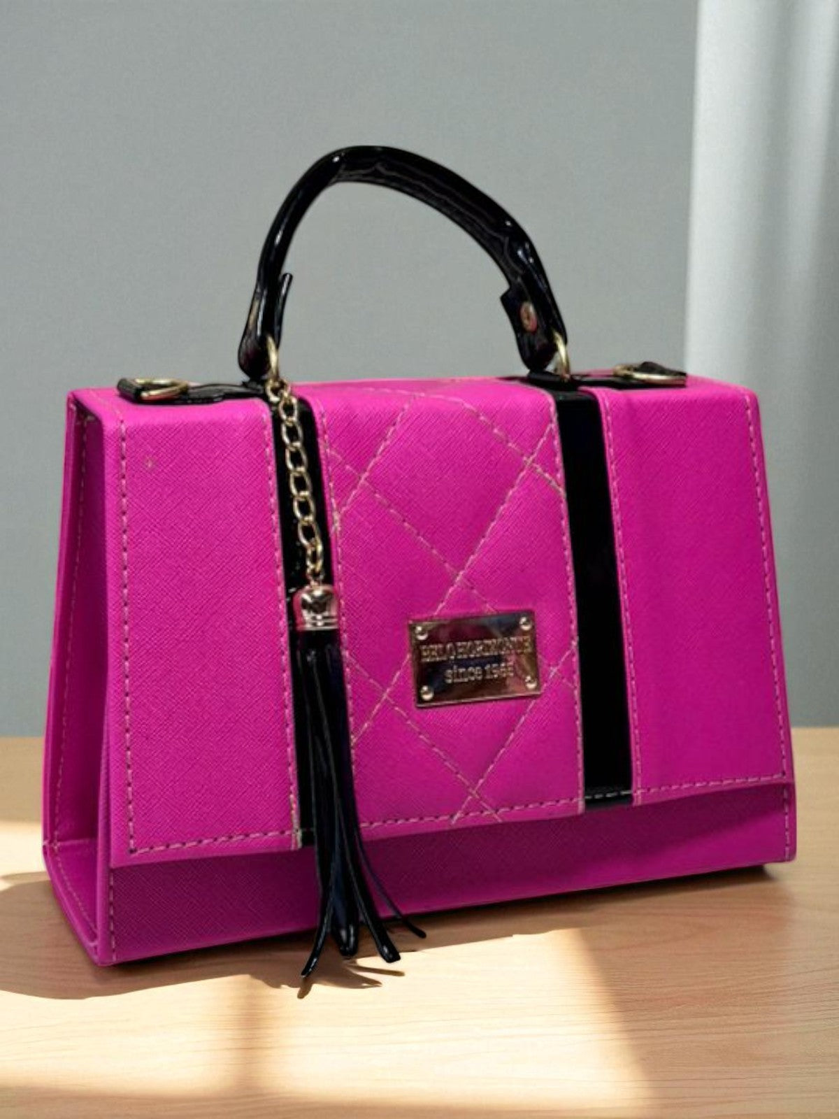 Bolsa AMPARO Crossbody Rosa con Asa Negra y Tassel Elegante – Mini Tote Moderno