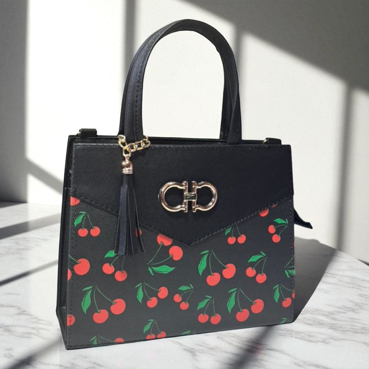 Bolsa BELINDA Mediana Roja con Estampado de Cerezas | Moderna y Juvenil | Moda Dama Casual y Divertida