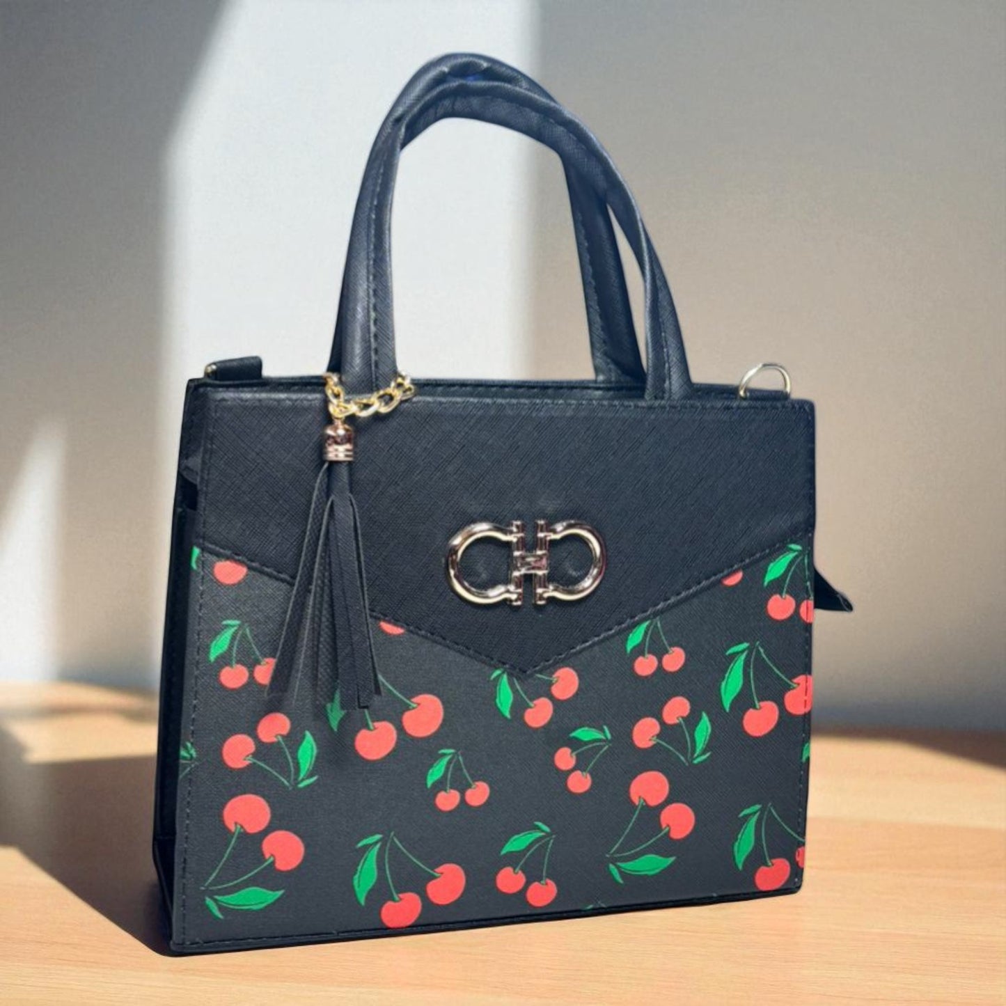 Bolsa BELINDA Mediana Roja con Estampado de Cerezas | Moderna y Juvenil | Moda Dama Casual y Divertida
