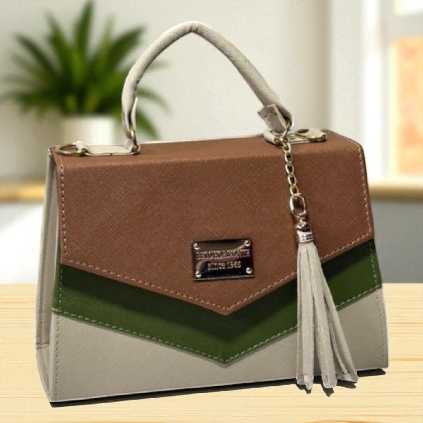 Bolsa BERNARDINA Crossbody Tricolor Beige Blanco y Negro con Tassel – Mini Tote Elegante y Moderno