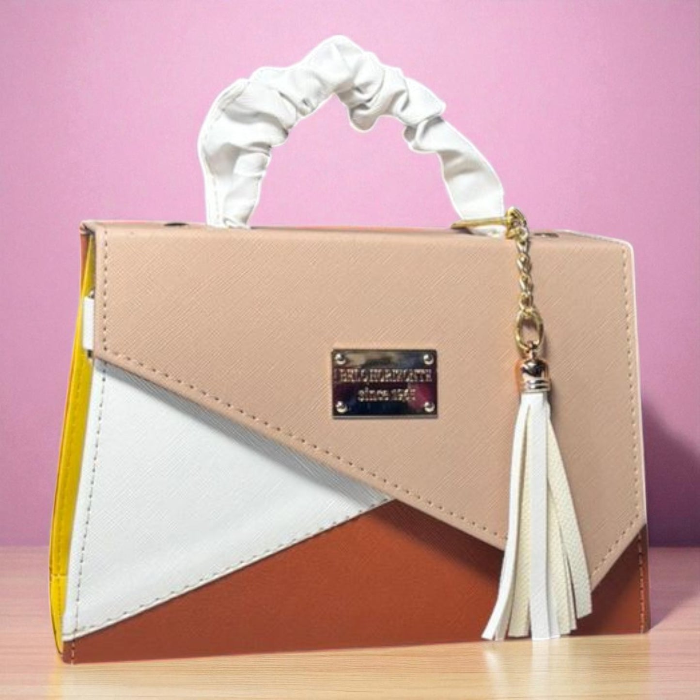 Bolsa CANDELA  Crossbody Tricolor Negro Naranja y Blanco con Tassel – Mini Tote Moderno y Elegante