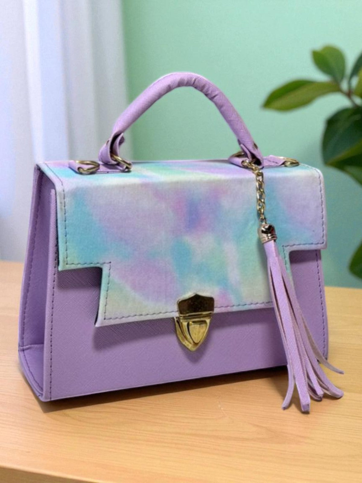 Bolsa CARIDAD Crossbody Blanca Geométrica con Tassel – Mini Tote Moderno y Elegante