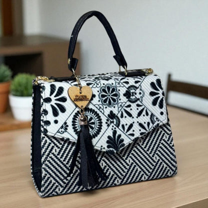 Bolsa CONCEPCION Crossbody Artesanal con Bordado Floral Multicolor – Mini Tote Mexicano de Moda