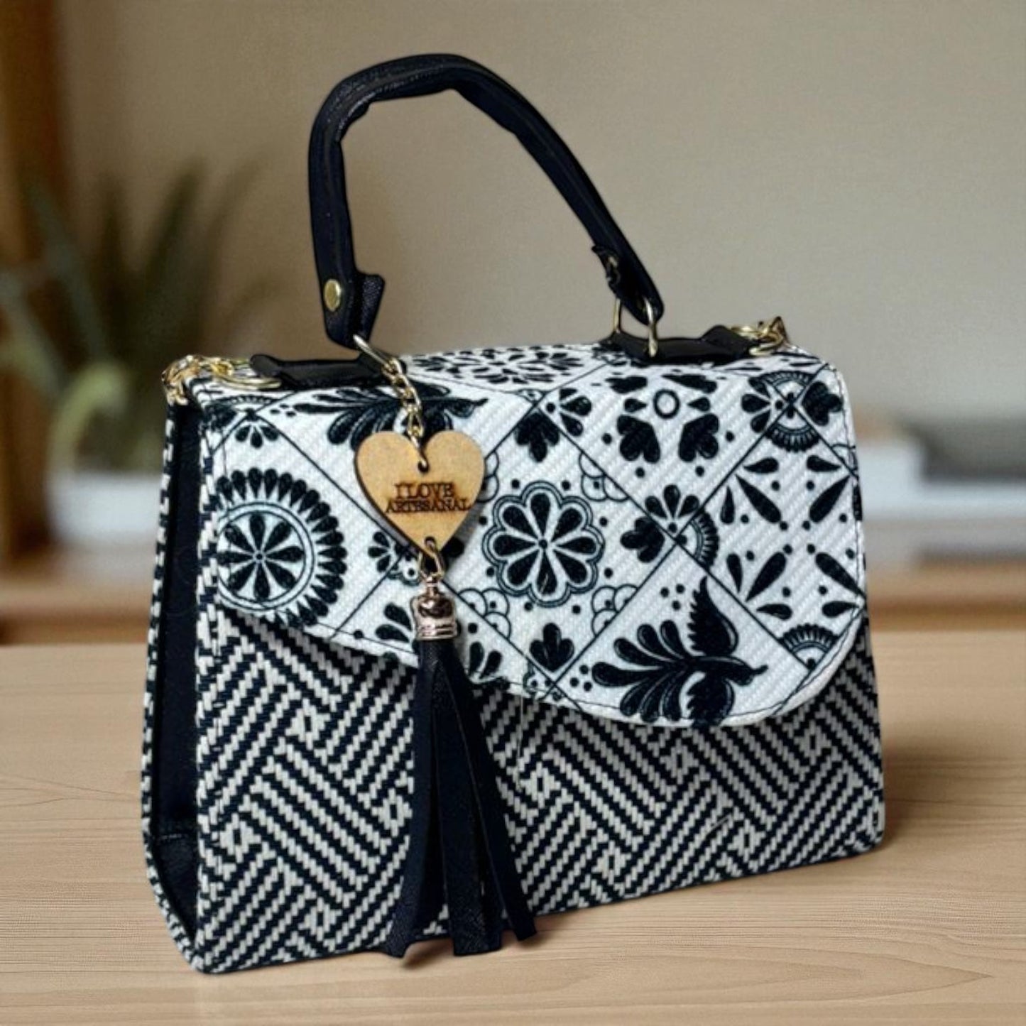 Bolsa CONCEPCION Crossbody Artesanal con Bordado Floral Multicolor – Mini Tote Mexicano de Moda