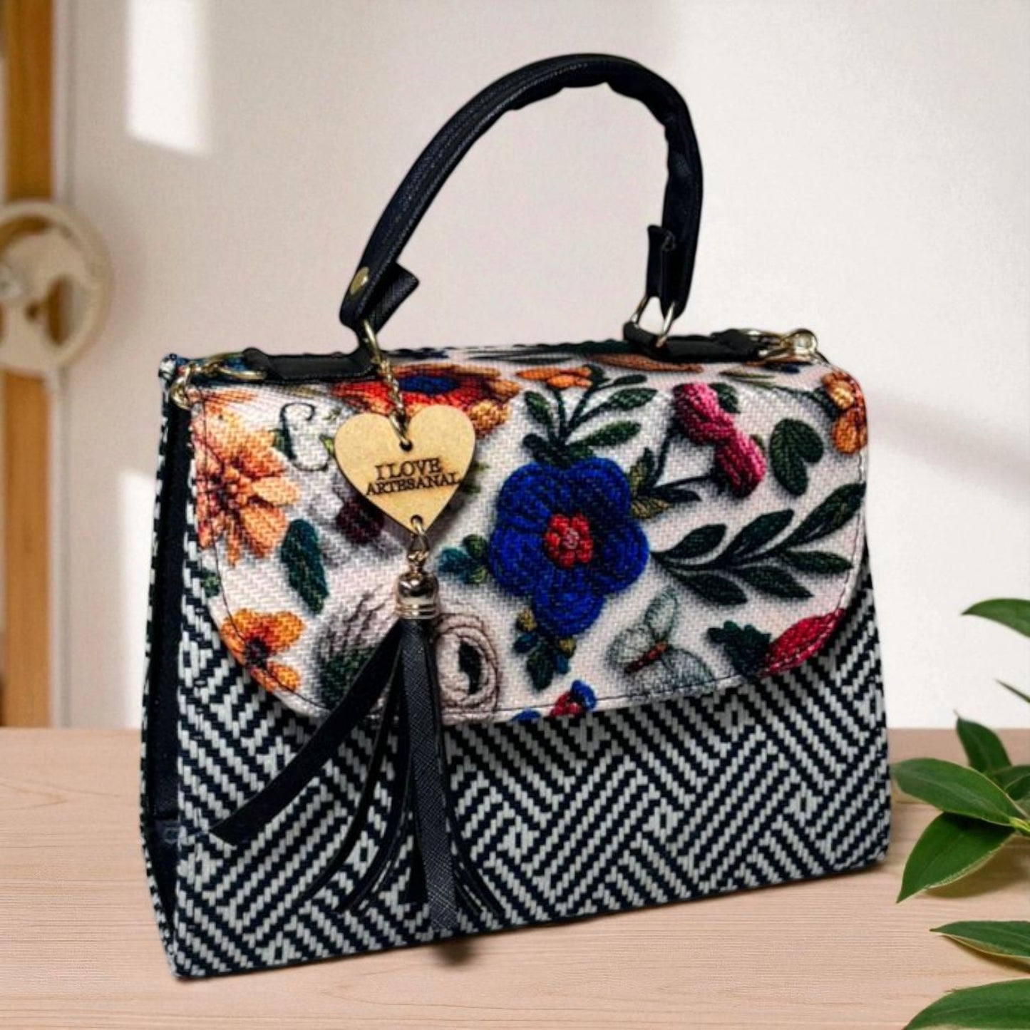 Bolsa CONCEPCION Crossbody Artesanal con Bordado Floral Multicolor – Mini Tote Mexicano de Moda