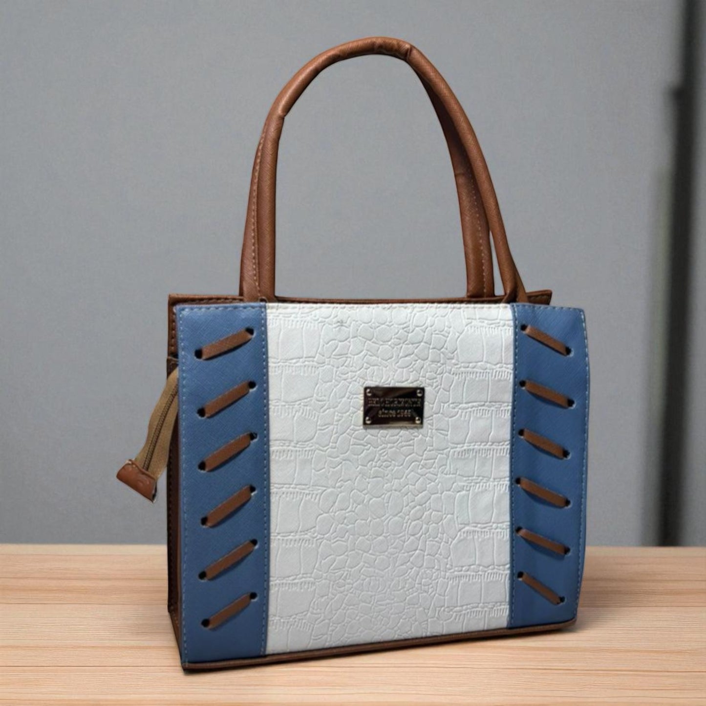 Bolsa Mediana Blanca con Detalles Azul y Café | Moderna y Elegante | Moda Dama Casual y Oficina