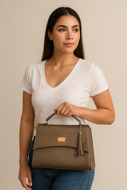 Bolsa TERESA femenina croco elegante color dorado, con tassel moderno y estilo sofisticado