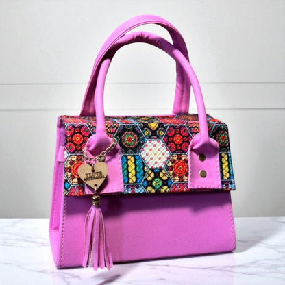 Bolsa DOMINGA Crossbody Artesanal Rosa con Bordado Multicolor y Tassel – Mini Tote Mexicano de Moda