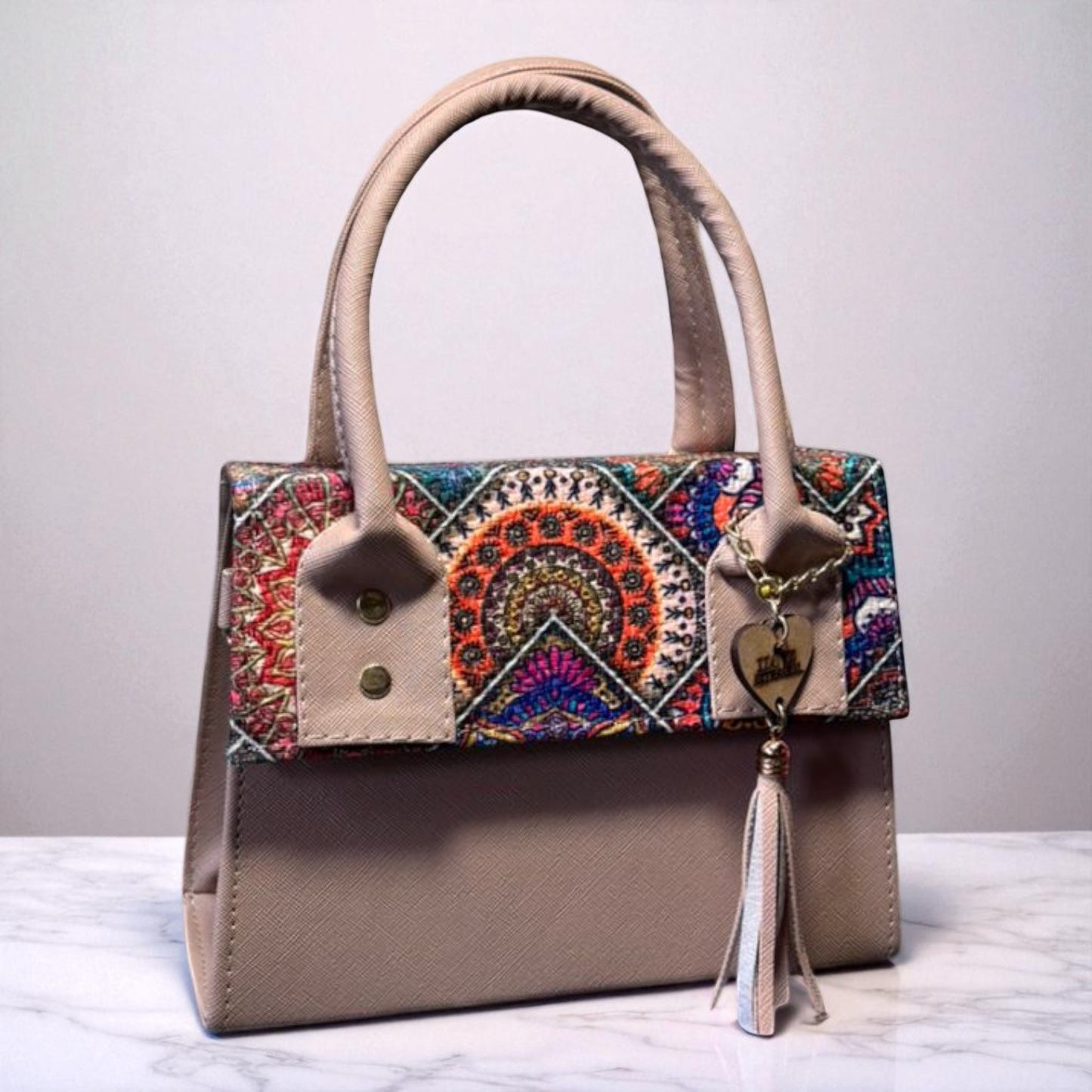 Bolsa DOMINGA Crossbody Artesanal Rosa con Bordado Multicolor y Tassel – Mini Tote Mexicano de Moda