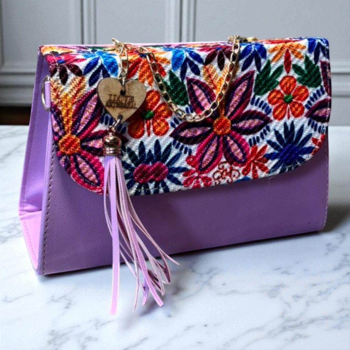 Bolsa Crossbody ELBA Artesanal Lila con Bordado Floral Multicolor y Tassel – Mini Tote Mexicano de Moda