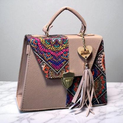 Bolsa ELOISA Crossbody Artesanal Roja con Bordado Multicolor y Tassel – Mini Tote Mexicano de Moda