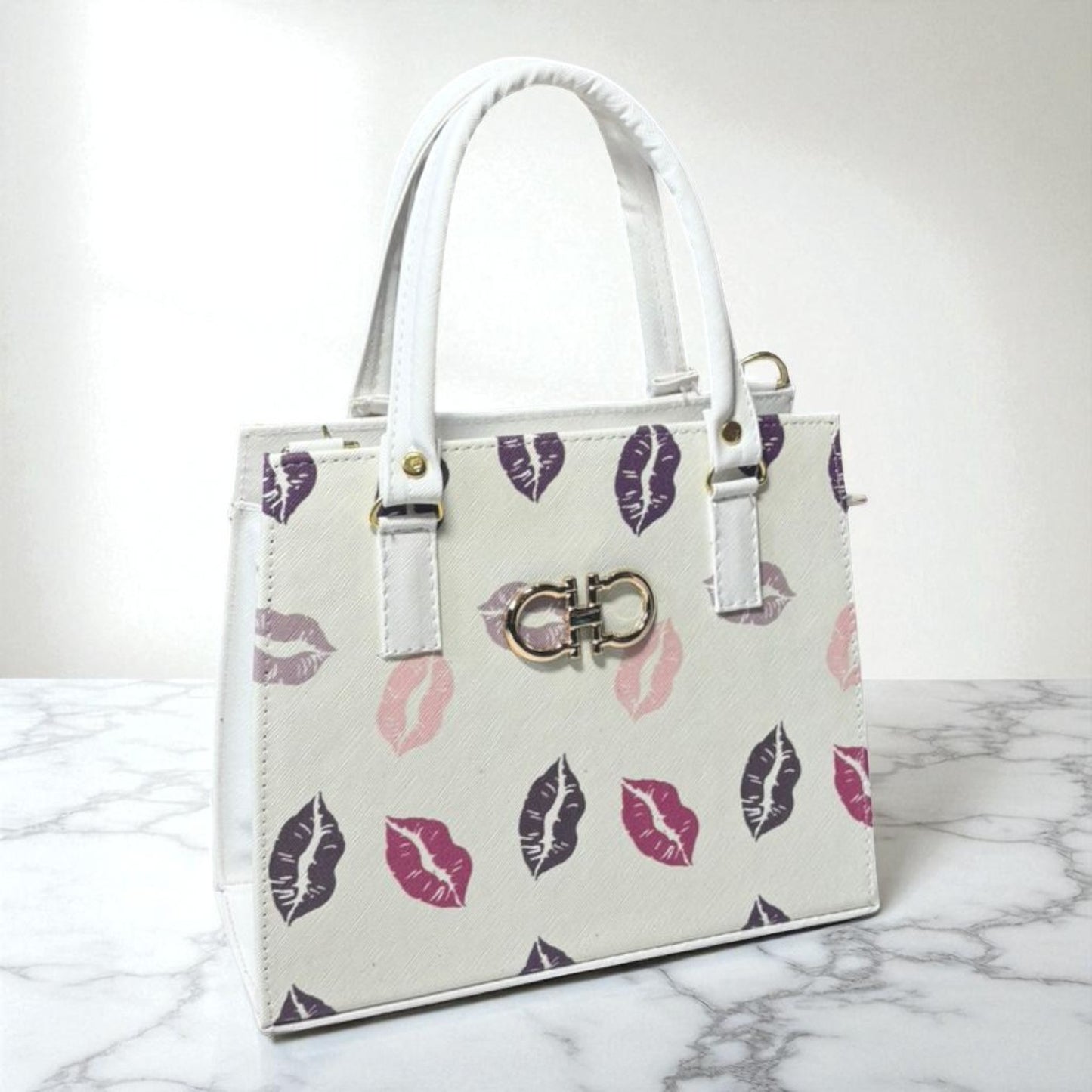 Bolsa ESTELA Mediana Blanca con Estampado de Besos | Moderna y Juvenil | Moda Dama Casual y Divertida