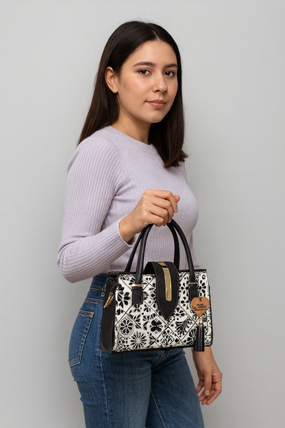 Bolsa EVANGELINA Mediana Artesanal Blanca y Negra con Diseño Floral | Elegante y Sofisticada | Moda Dama Casual y Oficina