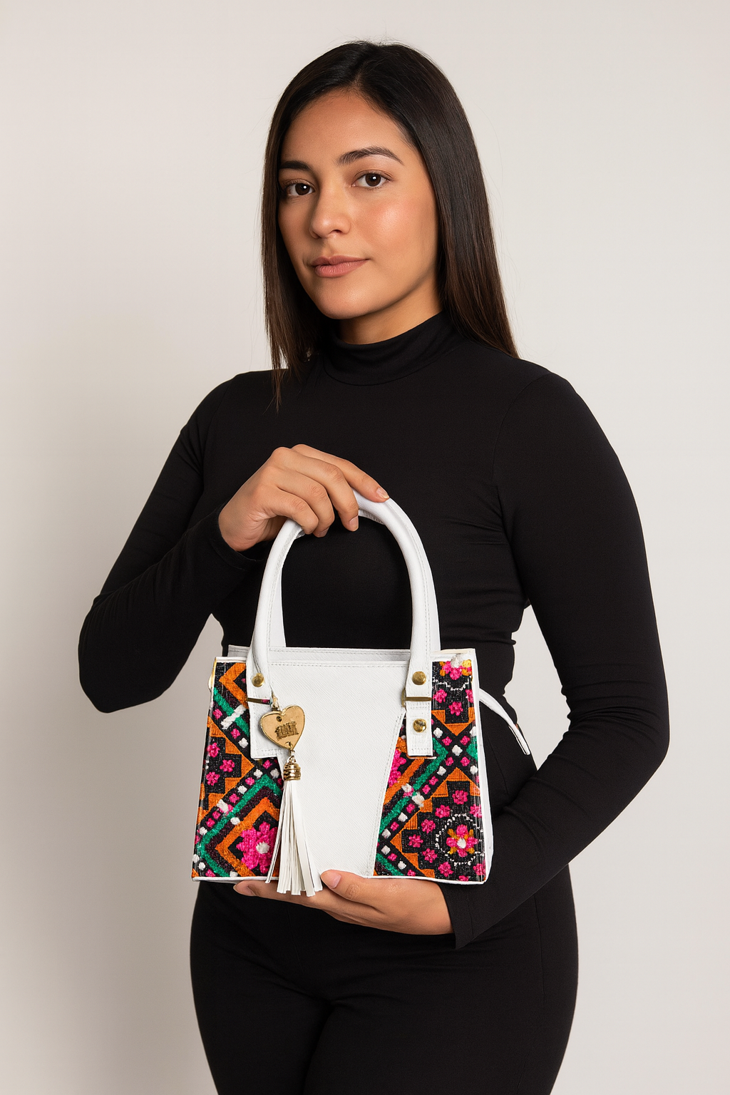 Bolsa FABIANA Crossbody Artesanal Blanca con Bordado Geométrico Multicolor y Tassel – Mini Tote Mexicano de Moda