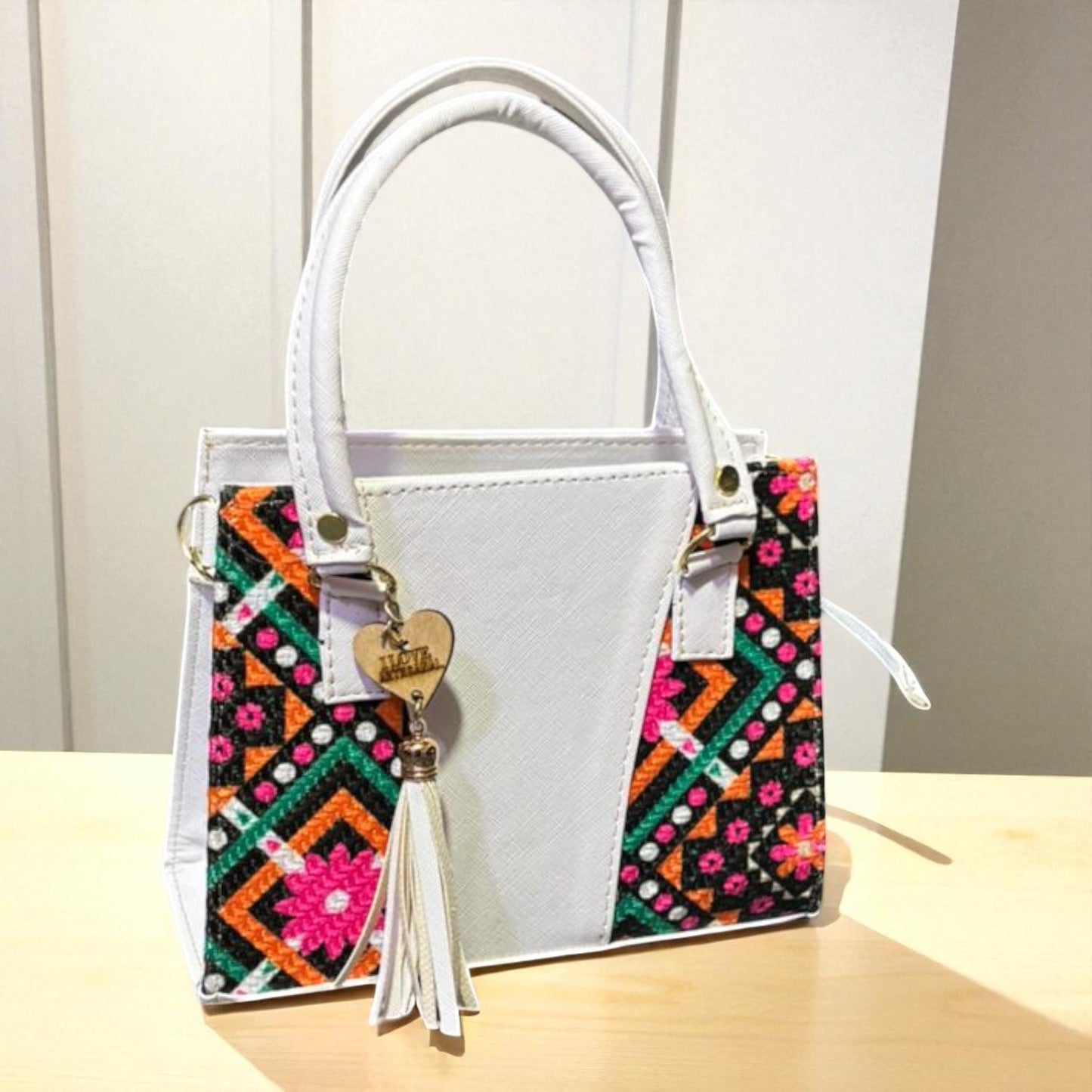Bolsa FABIANA Crossbody Artesanal Blanca con Bordado Geométrico Multicolor y Tassel – Mini Tote Mexicano de Moda