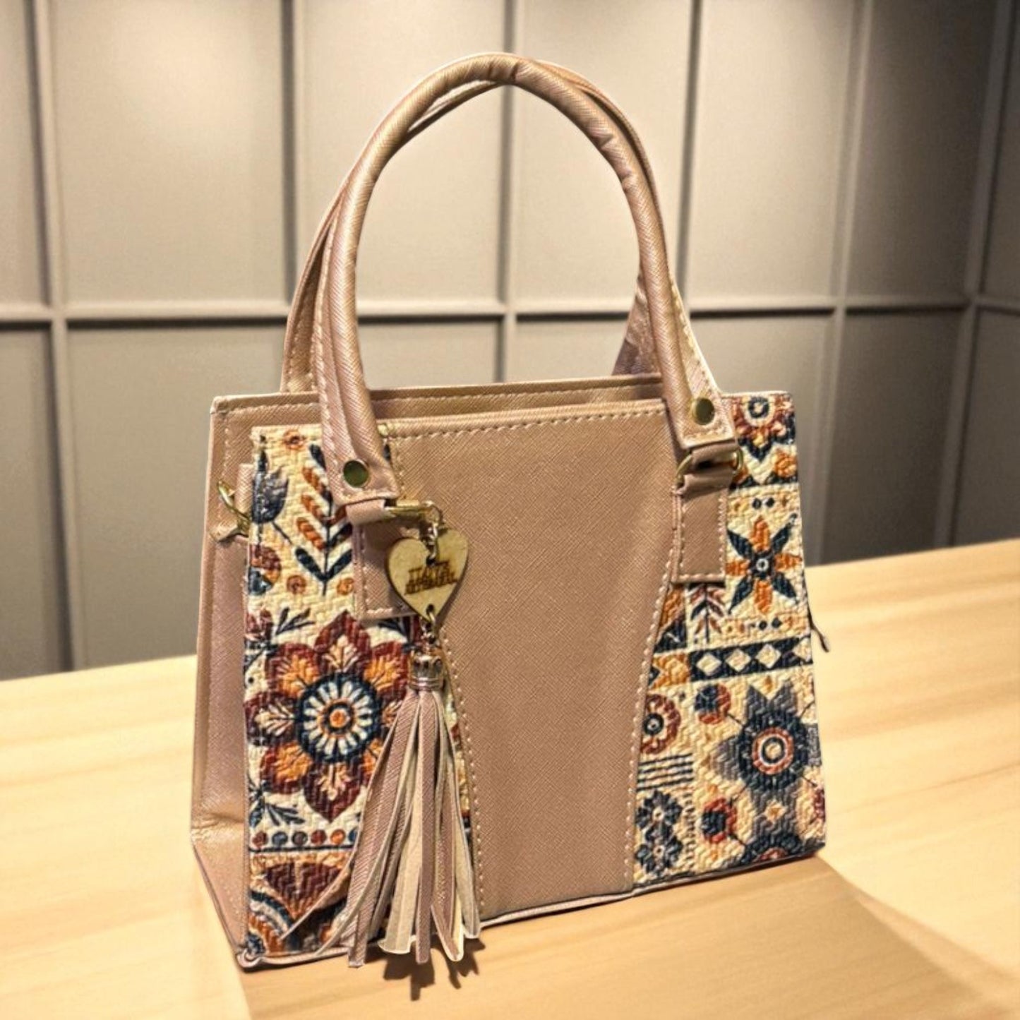 Bolsa FABIANA Crossbody Artesanal Blanca con Bordado Geométrico Multicolor y Tassel – Mini Tote Mexicano de Moda