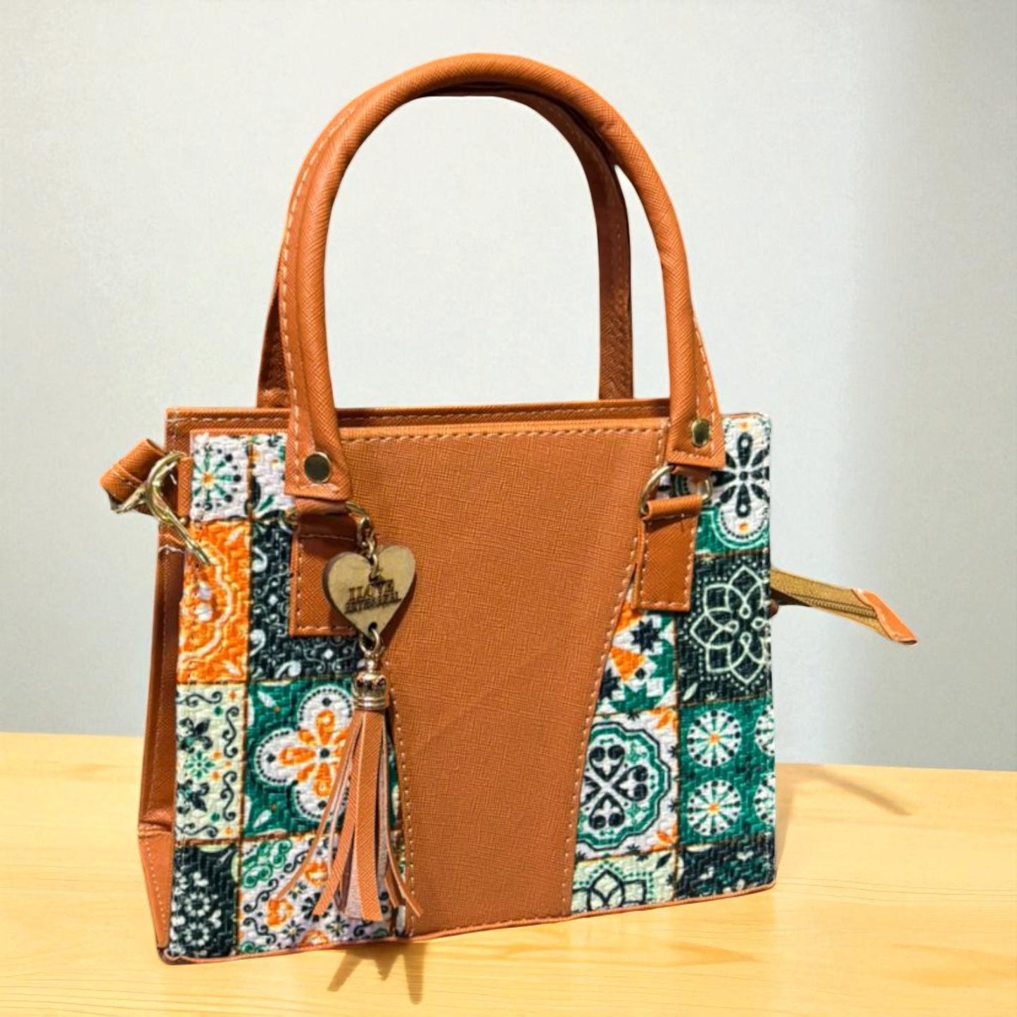 Bolsa FABIANA Crossbody Artesanal Blanca con Bordado Geométrico Multicolor y Tassel – Mini Tote Mexicano de Moda