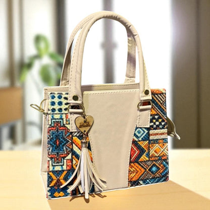 Bolsa FABIANA Crossbody Artesanal Blanca con Bordado Geométrico Multicolor y Tassel – Mini Tote Mexicano de Moda