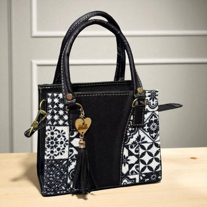 Bolsa FABIANA Crossbody Artesanal Blanca con Bordado Geométrico Multicolor y Tassel – Mini Tote Mexicano de Moda