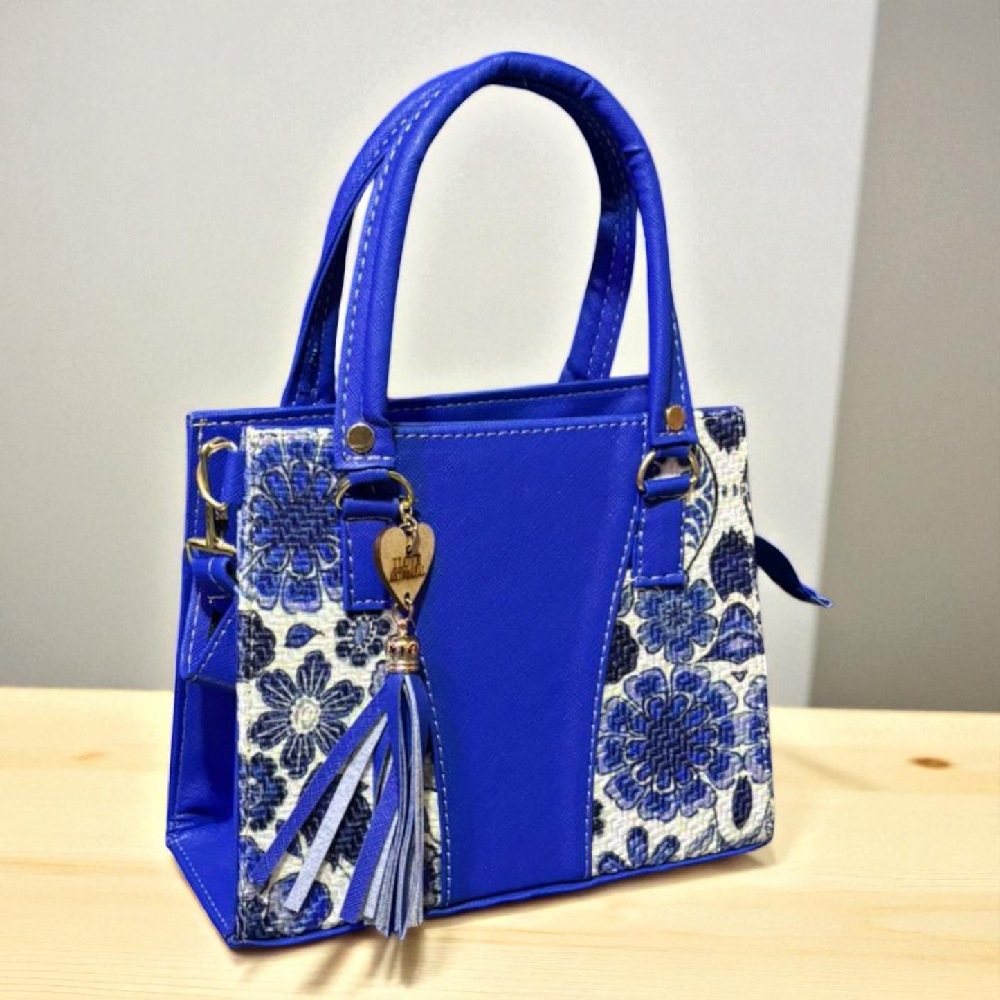 Bolsa FABIANA Crossbody Artesanal Blanca con Bordado Geométrico Multicolor y Tassel – Mini Tote Mexicano de Moda