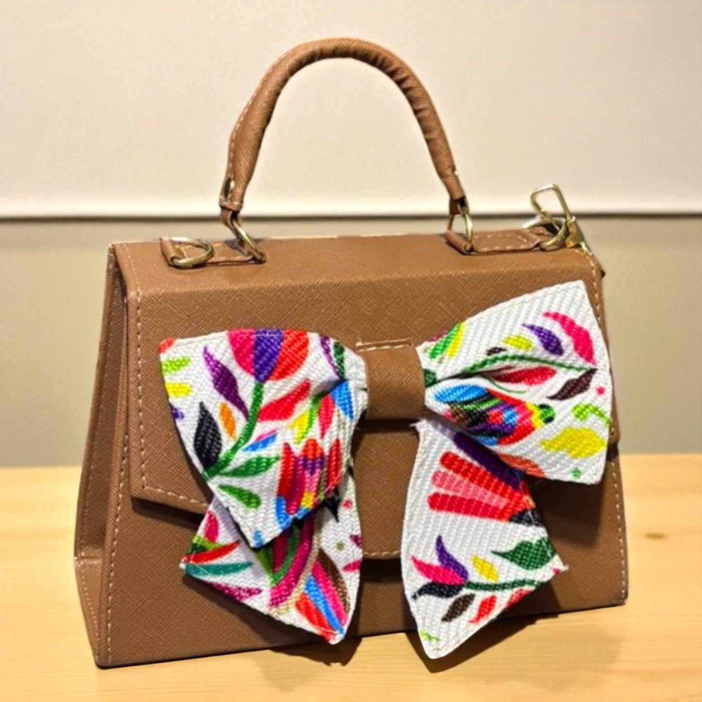 Bolsa FAUSTINA Crossbody Negra con Moño de Girasoles – Mini Tote Artesanal Moderno