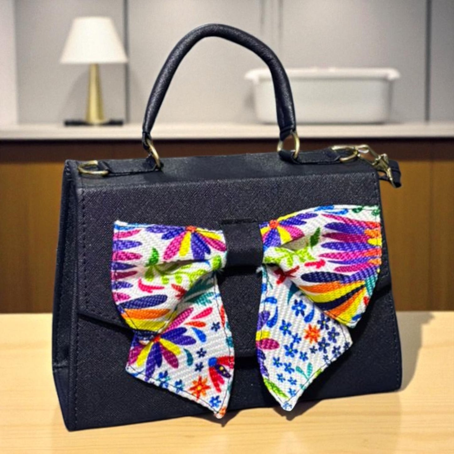 Bolsa FAUSTINA Crossbody Negra con Moño de Girasoles – Mini Tote Artesanal Moderno