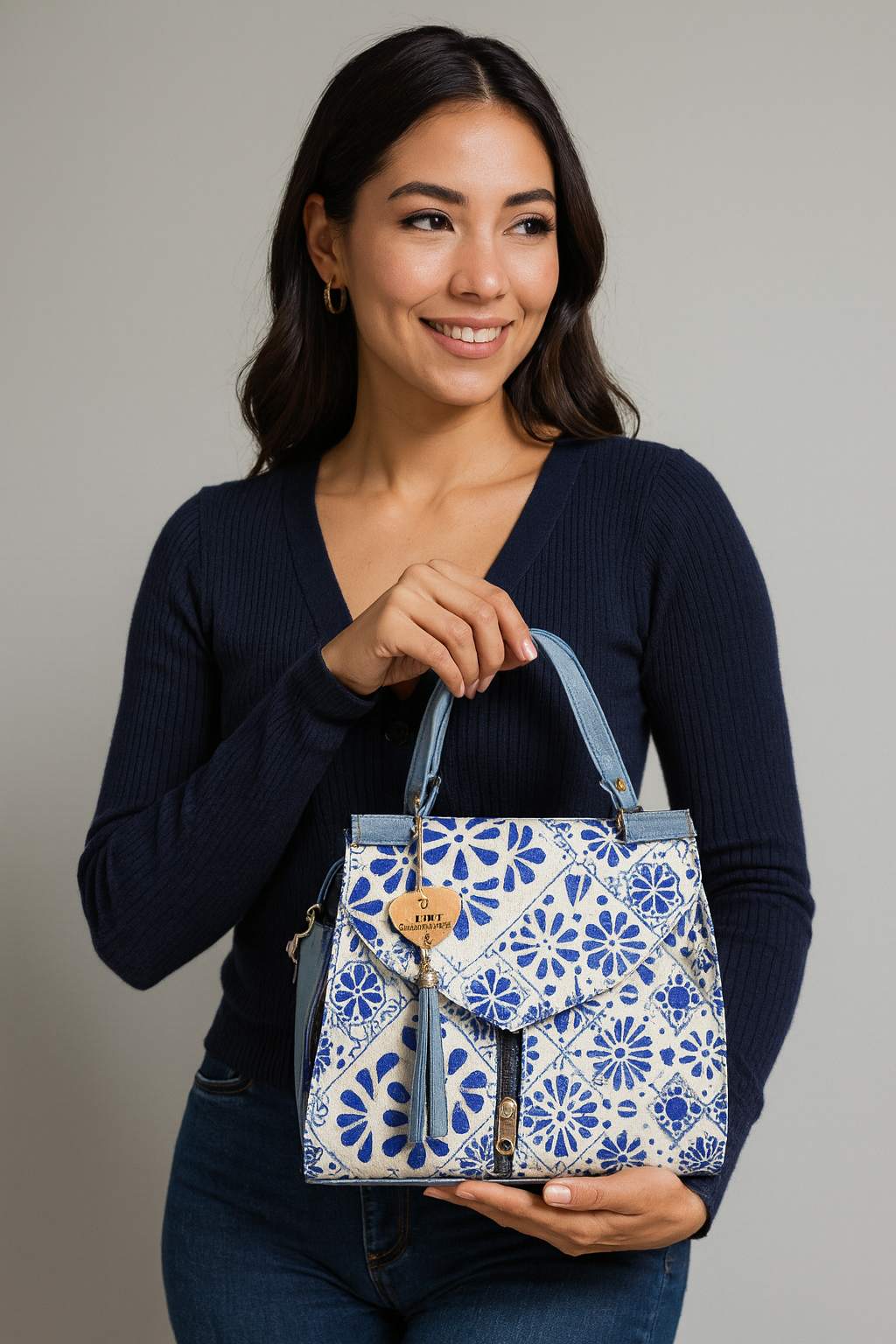 Bolsa FELICIA Mediana Artesanal Azul y Blanca con Diseño Floral | Moderna y Elegante | Moda Dama Casual y Oficina