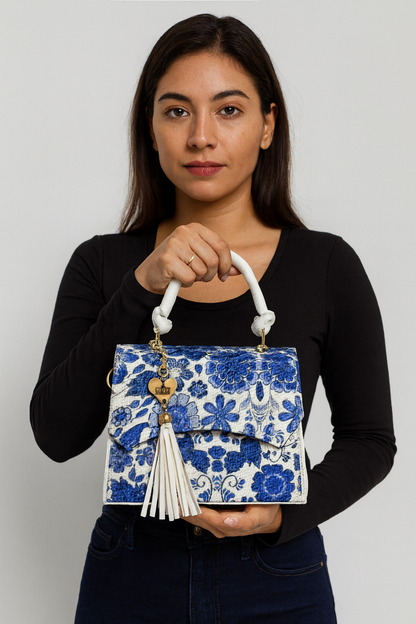 Bolsa FIORELLA Crossbody Artesanal Blanca con Bordado Floral Azul y Tassel – Mini Tote Elegante Mexicano