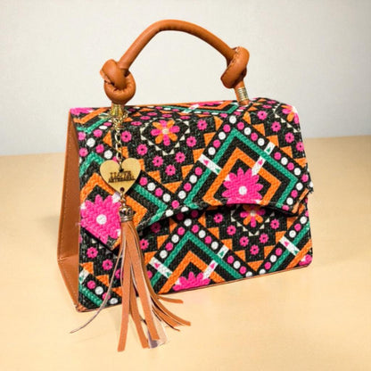 Bolsa FIORELLA Crossbody Artesanal Blanca con Bordado Floral Azul y Tassel – Mini Tote Elegante Mexicano