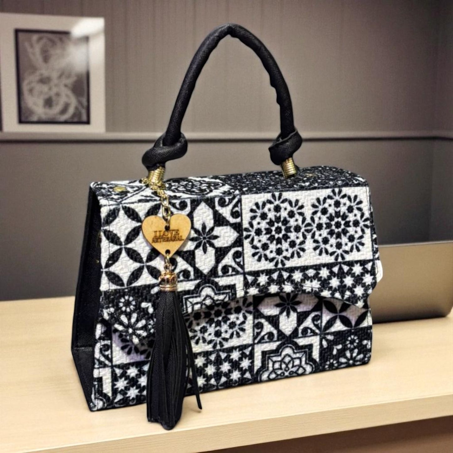 Bolsa FIORELLA Crossbody Artesanal Blanca con Bordado Floral Azul y Tassel – Mini Tote Elegante Mexicano