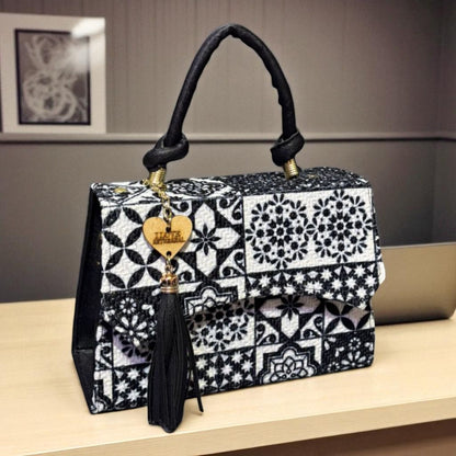 Bolsa FIORELLA Crossbody Artesanal Blanca con Bordado Floral Azul y Tassel – Mini Tote Elegante Mexicano