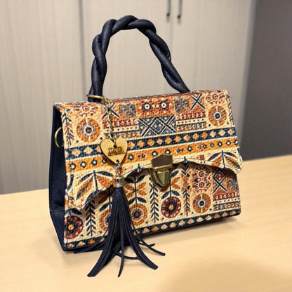 Bolsa Crossbody FLORENCIA Artesanal Blanco y Negro con Estampado Étnico y Tassel – Mini Tote Elegante Mexicano