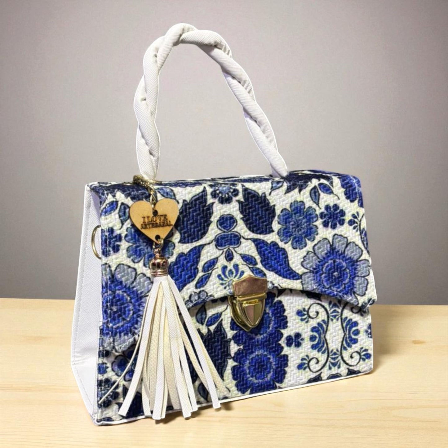 Bolsa Crossbody FLORENCIA Artesanal Blanco y Negro con Estampado Étnico y Tassel – Mini Tote Elegante Mexicano