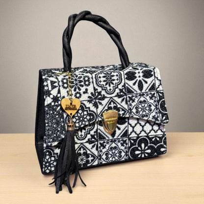 Bolsa Crossbody FLORENCIA Artesanal Blanco y Negro con Estampado Étnico y Tassel – Mini Tote Elegante Mexicano