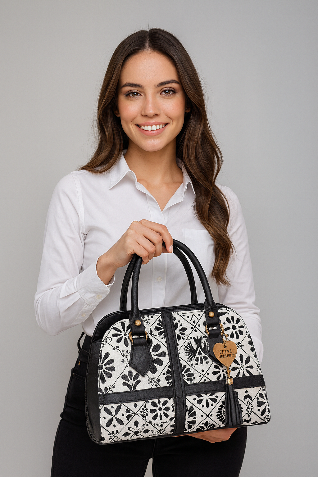 Bolsa GRACIELA Mediana Artesanal Blanca y Negra con Diseño Floral Geométrico | Elegante y Moderna | Moda Dama Casual y Oficina