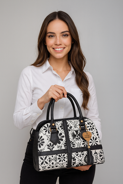 Bolsa GRACIELA Mediana Artesanal Blanca y Negra con Diseño Floral Geométrico | Elegante y Moderna | Moda Dama Casual y Oficina