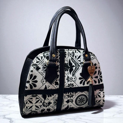 Bolsa GRACIELA Mediana Artesanal Blanca y Negra con Diseño Floral Geométrico | Elegante y Moderna | Moda Dama Casual y Oficina