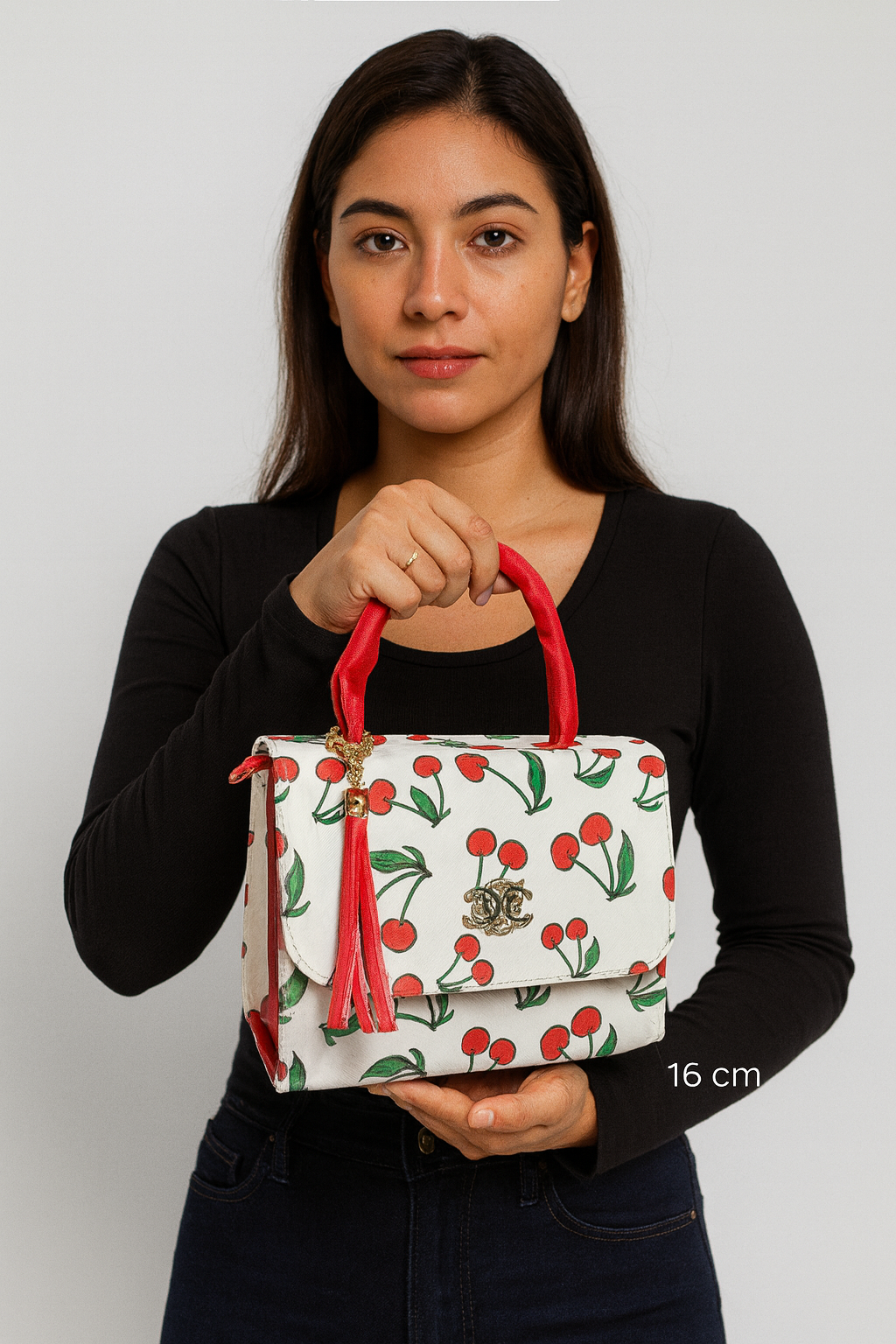 Bolsa Crossbody JAZMIN Blanca con Estampado de Cerezas y Asa Roja con Tassel – Mini Tote Juvenil de Moda