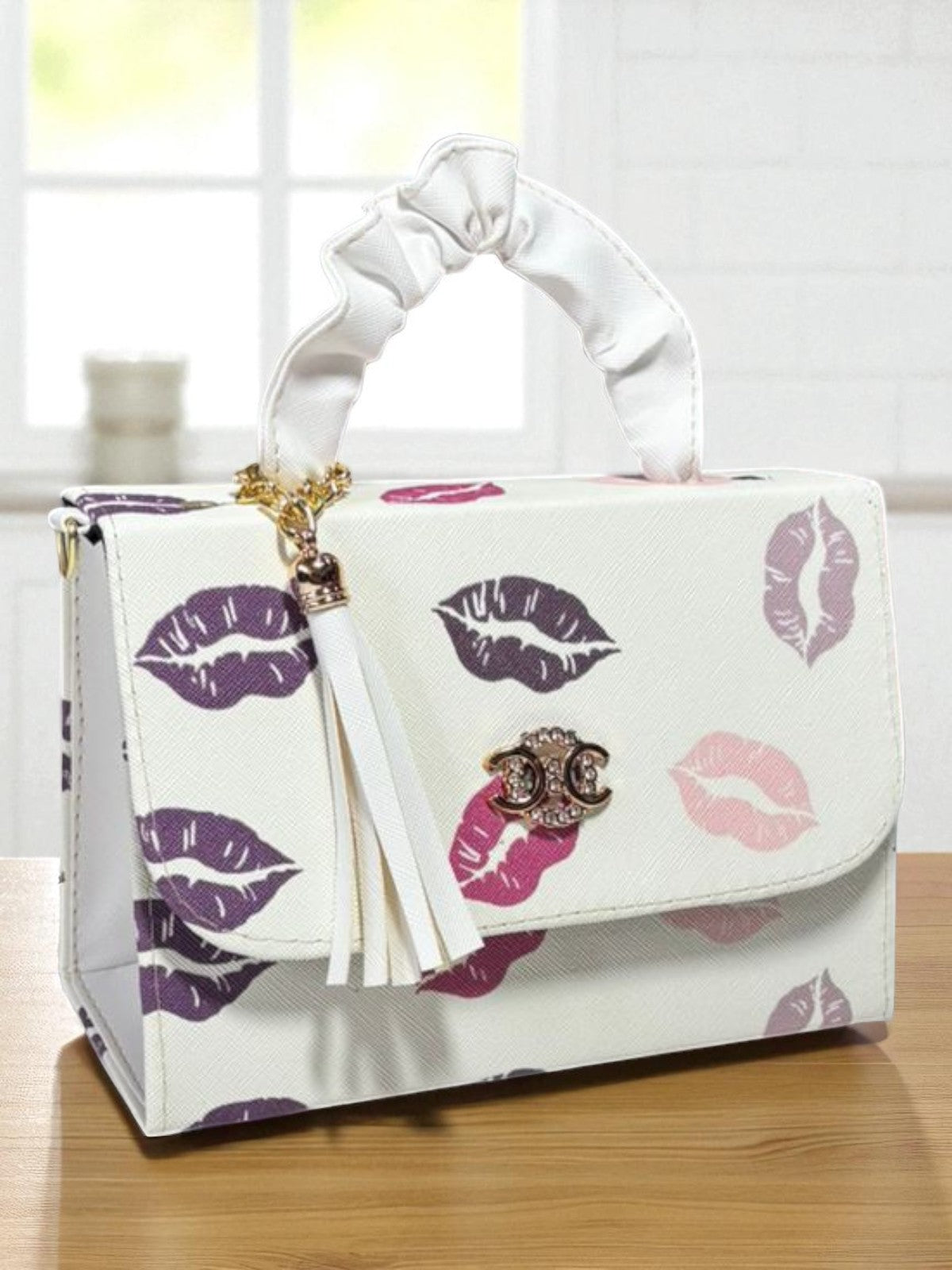 Bolsa Crossbody JAZMIN Blanca con Estampado de Cerezas y Asa Roja con Tassel – Mini Tote Juvenil de Moda