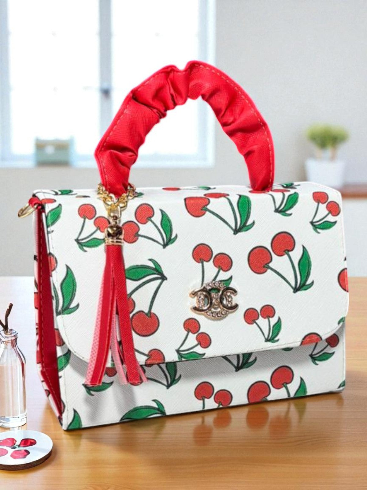 Bolsa Crossbody JAZMIN Blanca con Estampado de Cerezas y Asa Roja con Tassel – Mini Tote Juvenil de Moda